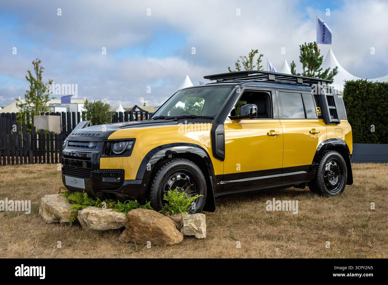 Land Rover Defender 110, exposé statique au Royal International Air Tattoo 2025. Banque D'Images