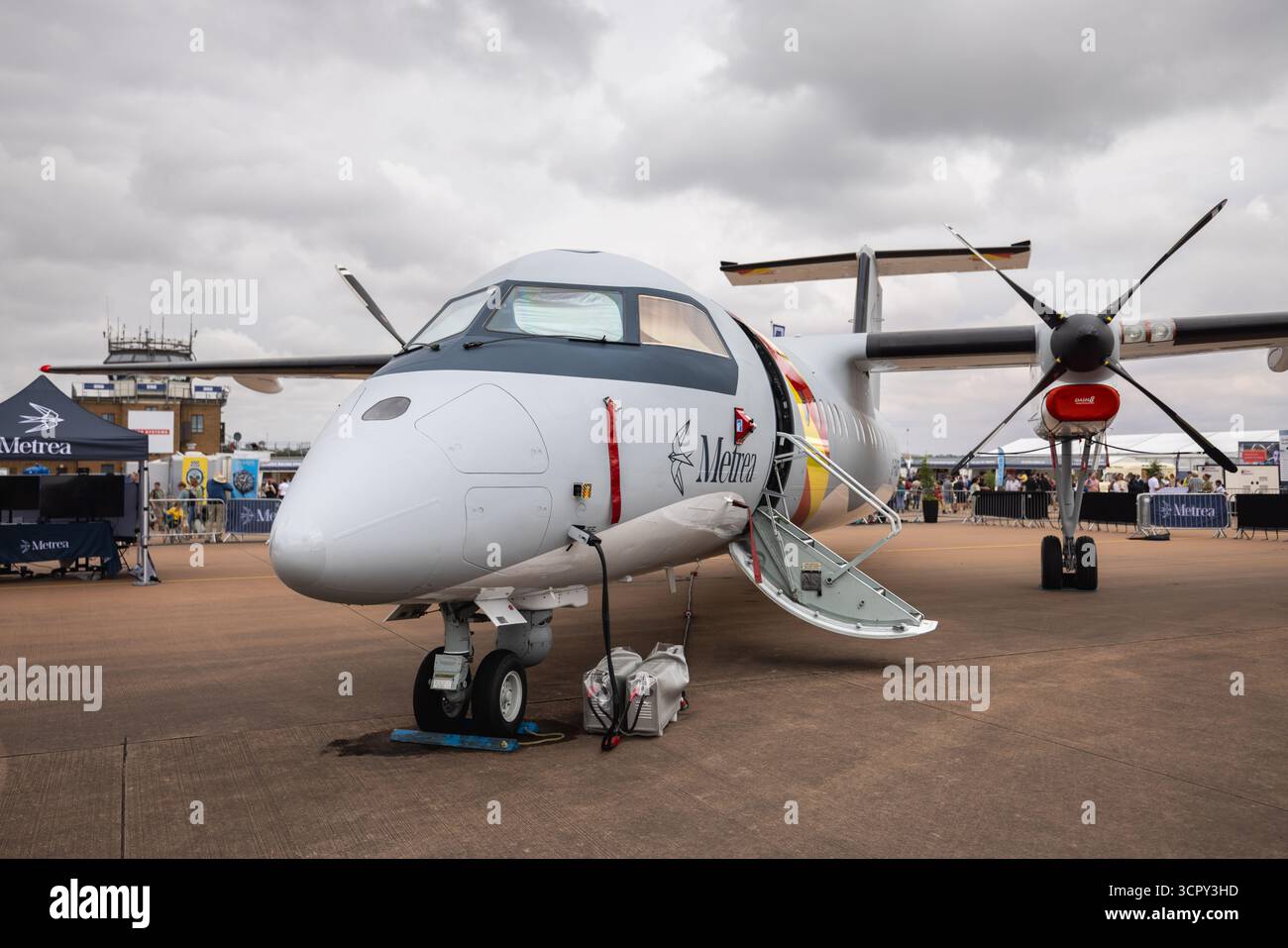 Metrea - de Havilland Canada Dash 8-Q300 « Fireswift » en exposition statique au Royal International Air Tattoo 2025. Banque D'Images