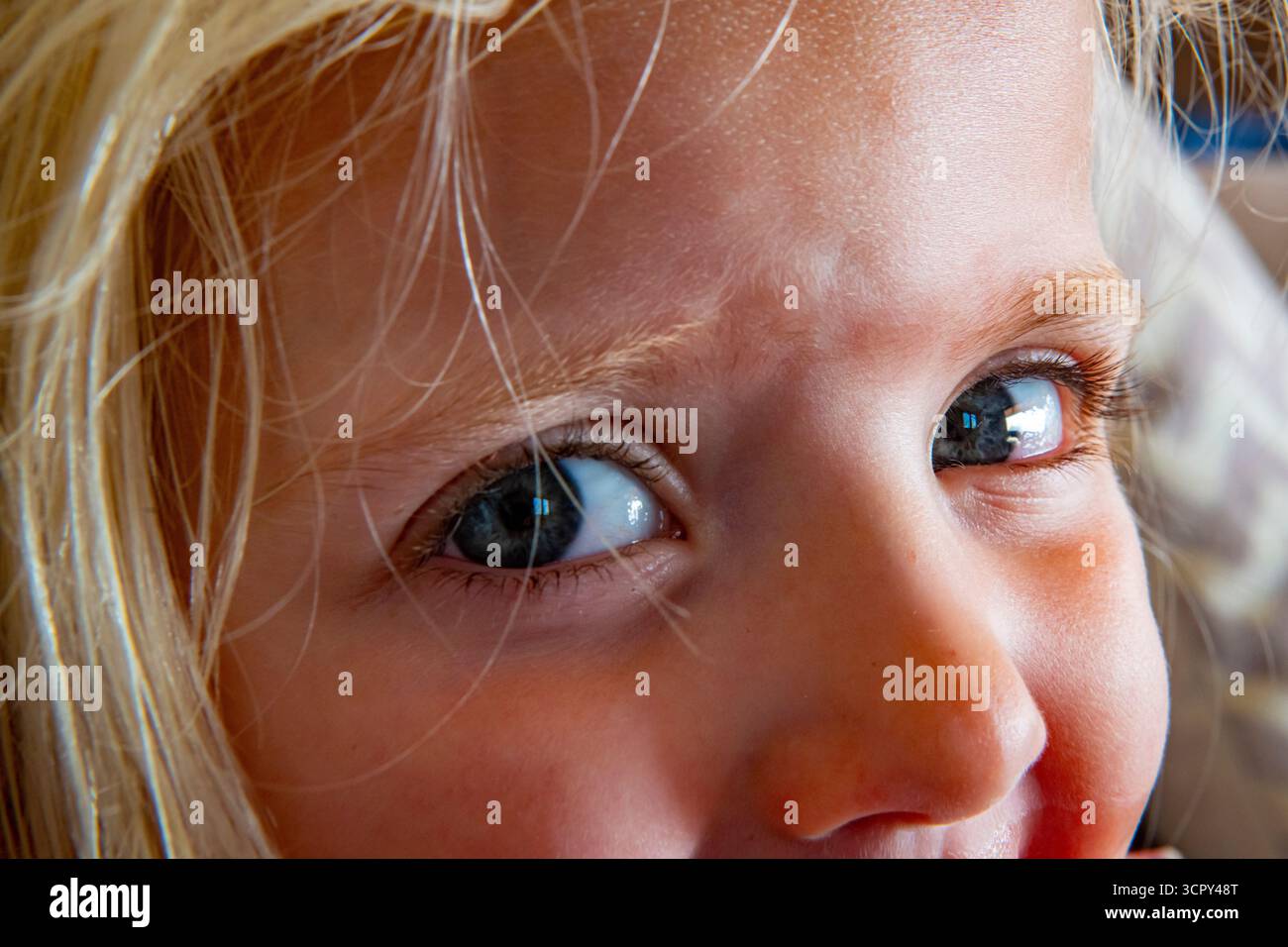 Portrait d'une jeune fille blonde qui a l'air chaud en vacances au soleil Banque D'Images