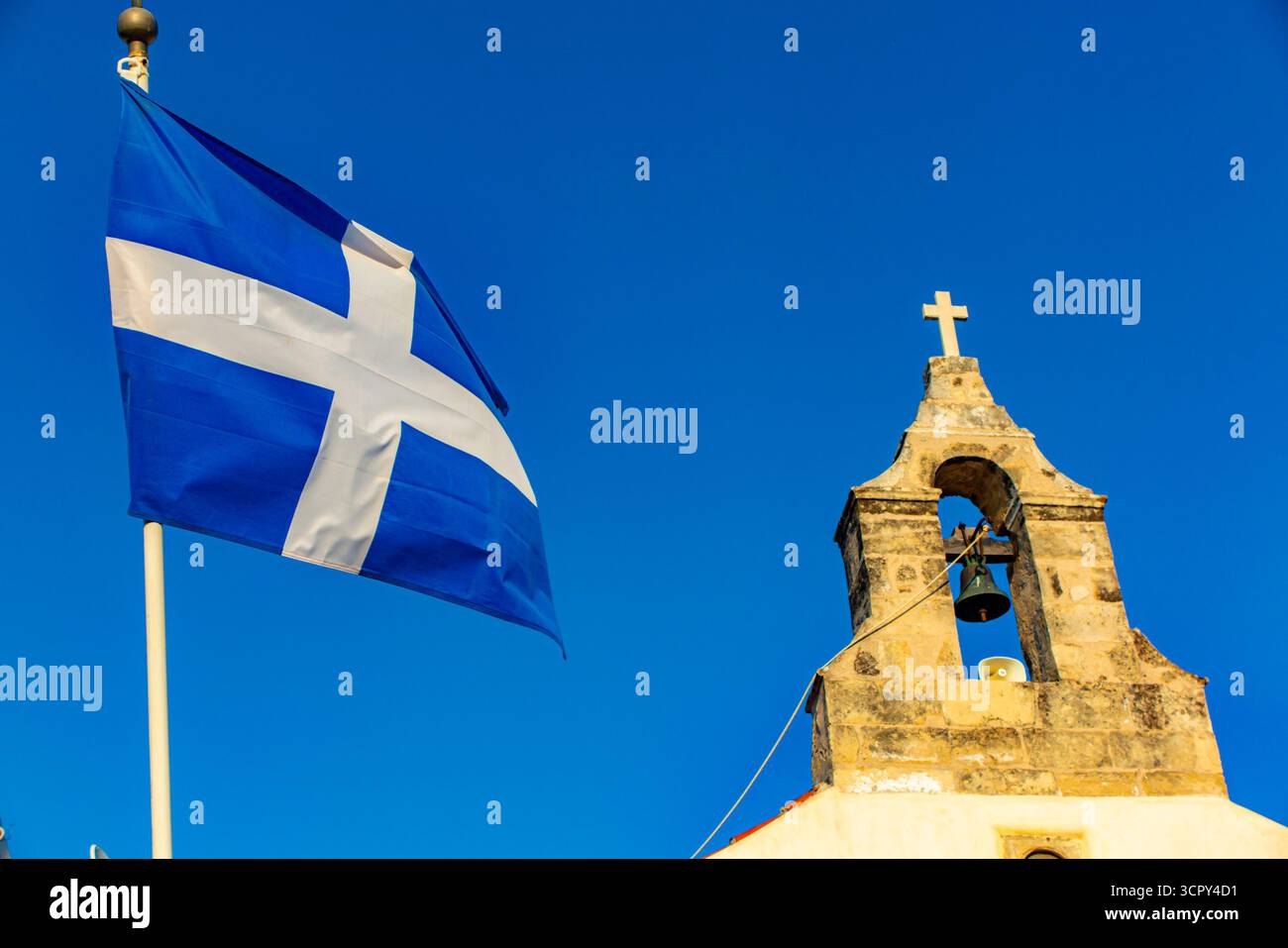 Un drapeau grec flotte devant une chapelle de Crète Banque D'Images