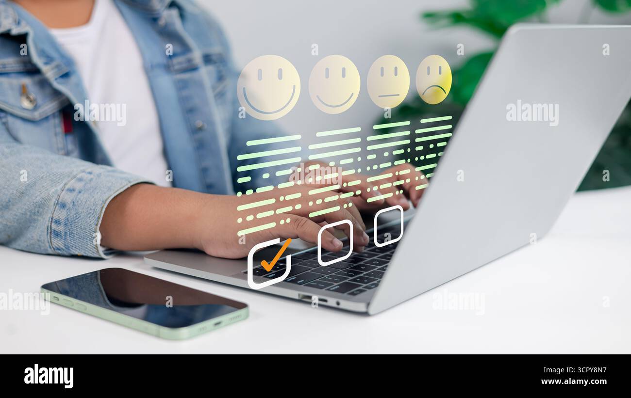 Concept d'enquête de satisfaction des clients avec icônes de taux de satisfaction sur l'ordinateur portable. Évaluation en ligne, UX, expérience utilisateur, évaluation commerciale et notation numérique Banque D'Images