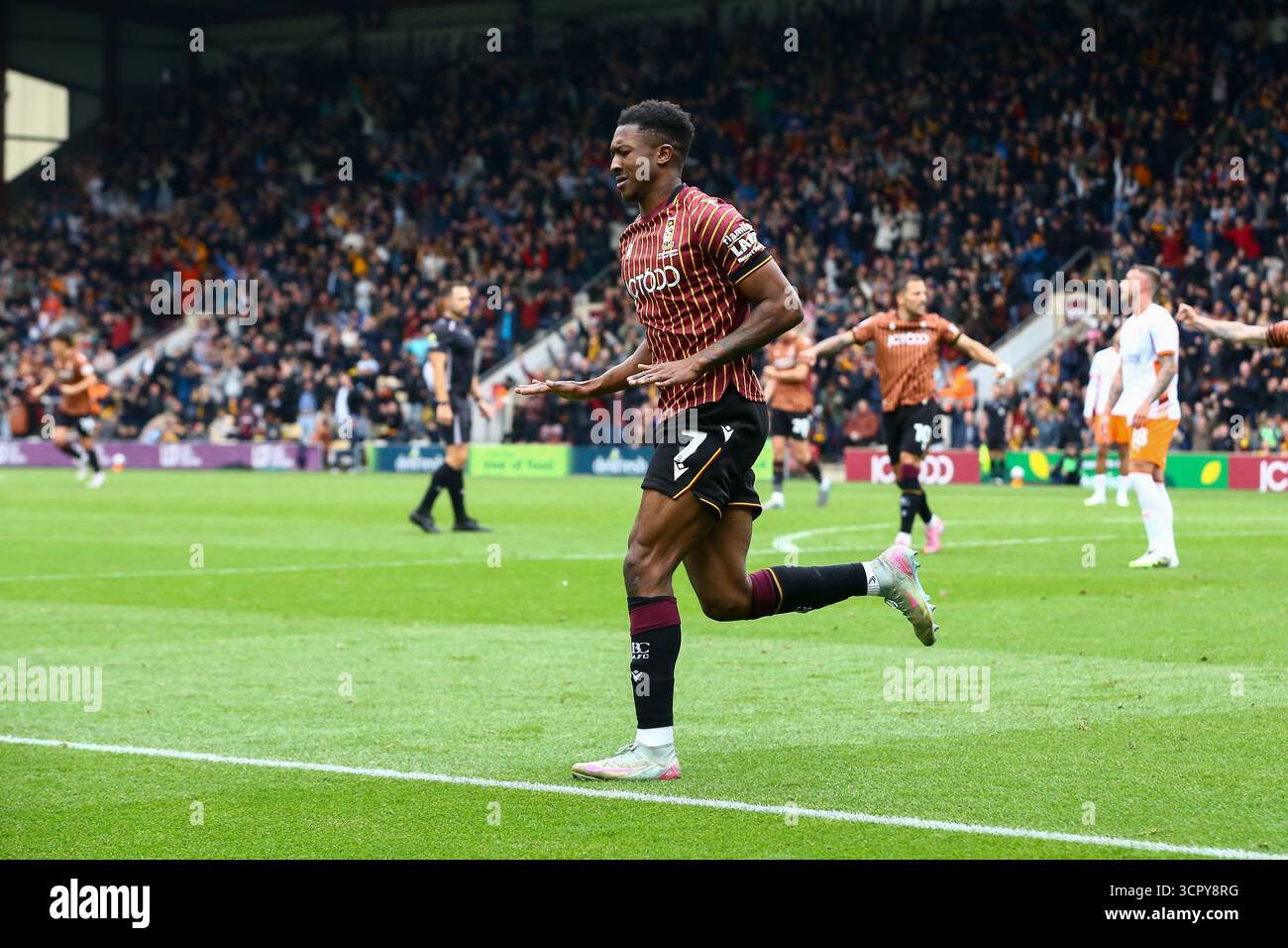 University of Bradford Stadium, Bradford, Angleterre - 27 septembre 2025 Josh Neufville (7) de Bradford City célèbre après avoir marqué le 1er but - pendant le match Bradford City v Blackpool, Sky Bet League One, 2025/26, University of Bradford Stadium, Bradford, Angleterre - 27 septembre 2025 crédit : Arthur Haigh/WhiteRosePhotos/Alamy Live News Banque D'Images
