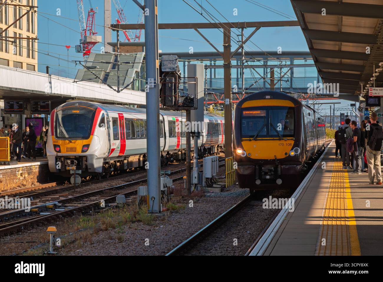 Trains British Rail Class 379 Electrostar et British Rail Class 170 TurboStar à la gare de Cambridge, Angleterre, Royaume-Uni Banque D'Images