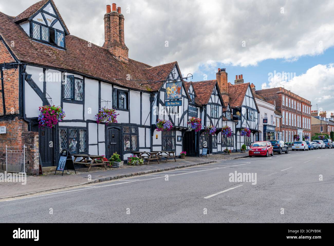 OLD AMERSHAM, Royaume-Uni - 21 SEPTEMBRE 2025 : vue sur la High Street de Old Amersham bordée de vieilles maisons historiques, boutiques et pubs Banque D'Images