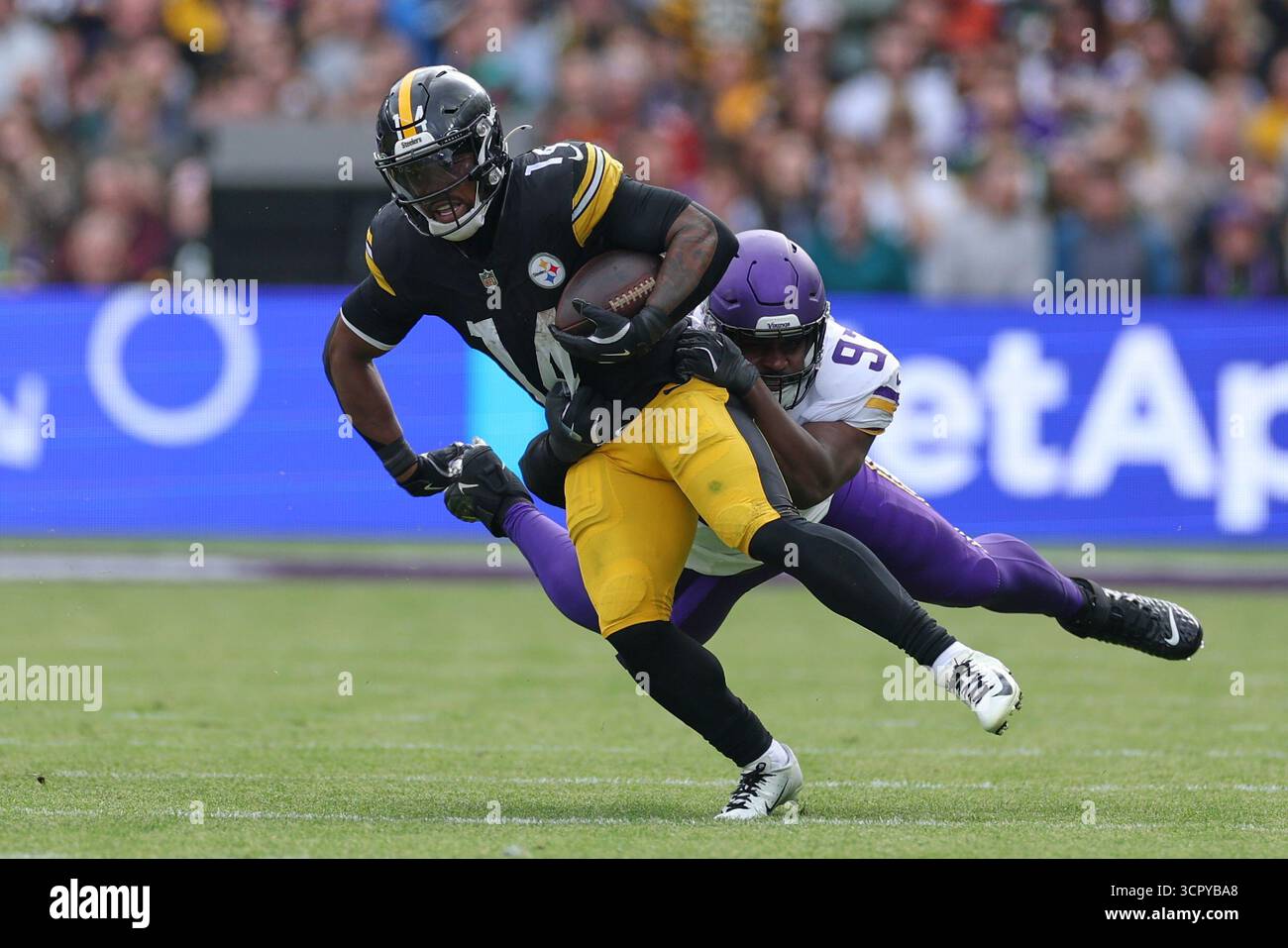 Pittsburgh Steelers running back Kenneth Gainwell (14) is tackled by Minnesota Vikings nose tackle Javon Hargrave (97) during the NFL football game between Minnesota Vikings and Pittsburgh Steelers at Croke Park stadium in Dublin, Sunday, Sept. 28, 2025.(AP Photo/Ian Walton) Banque D'Images