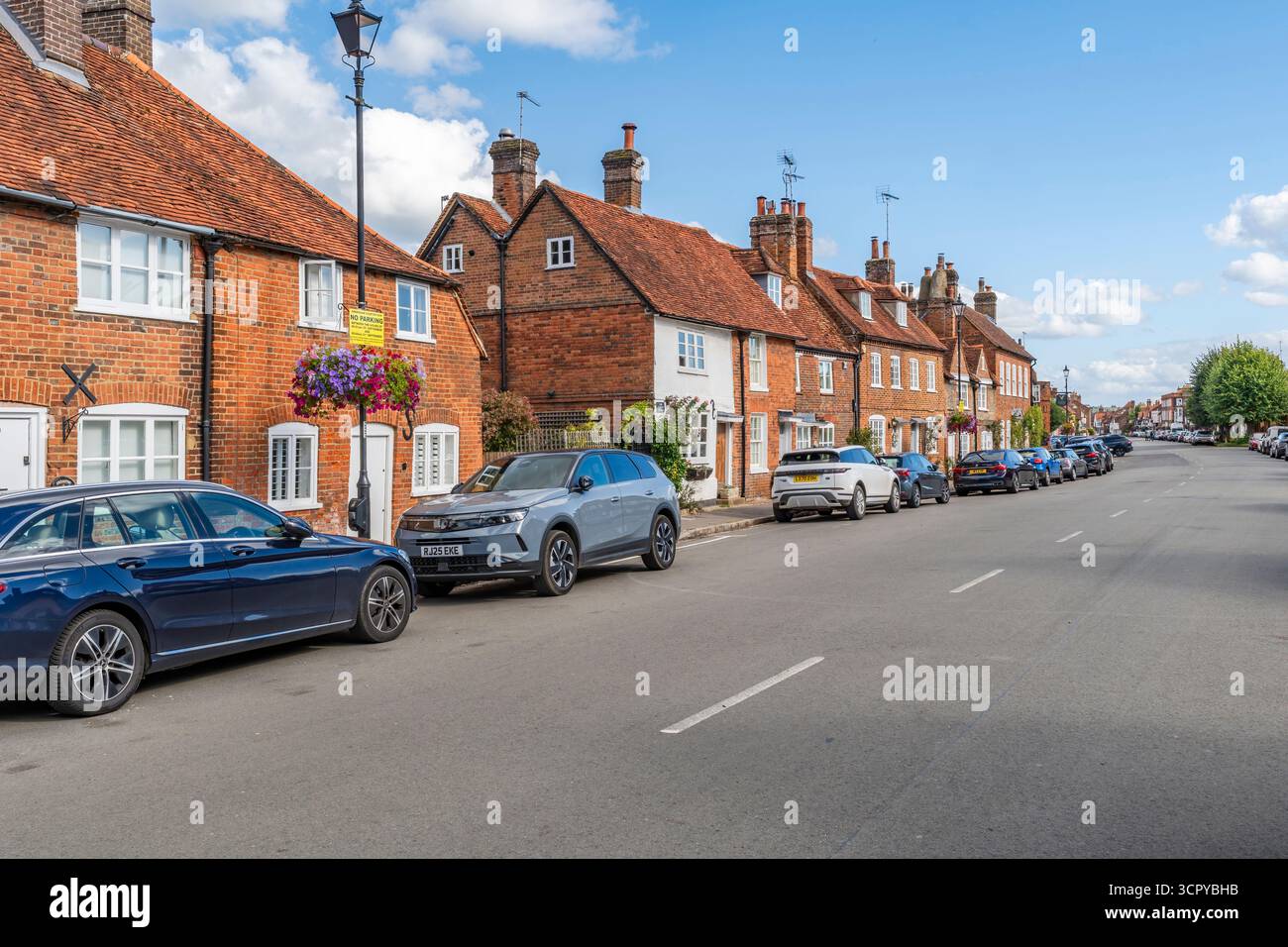 OLD AMERSHAM, Royaume-Uni - 21 SEPTEMBRE 2025 : vue sur la High Street de Old Amersham bordée de vieilles maisons historiques Banque D'Images