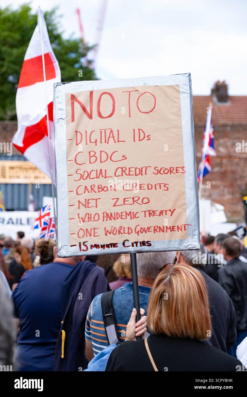 Liverpool, Merseyside, Royaume-Uni. 28 septembre 2025. Des centaines d'agriculteurs protestent près de l'Echo Arena, lieu de la conférence du Parti travailliste dans le cadre de leur campagne Trailer of Truth contre les gouvernements travaillistes, qui a proposé l'introduction d'une taxe de succession de 20 % sur les exploitations d'une valeur de plus de 1 million de livres sterling. Credit Mark Lear / Alamy Live News Banque D'Images