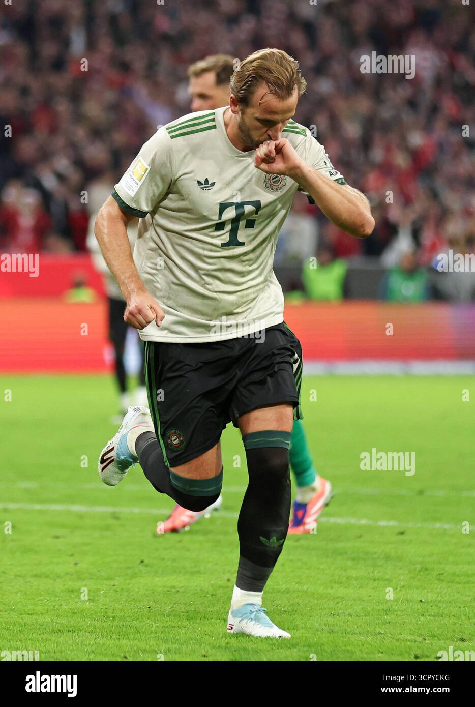 MUNICH, ALLEMAGNE - SEPTEMBRE 26 : Harry Kane du Bayern Muenchen célèbre son but 2 :0 lors du match de Bundesliga opposant le FC Bayern München au SV Werder Brême à l'Allianz Arena le 26 septembre 2025 à Munich, Allemagne. © diebilderwelt / Alamy Stock Banque D'Images
