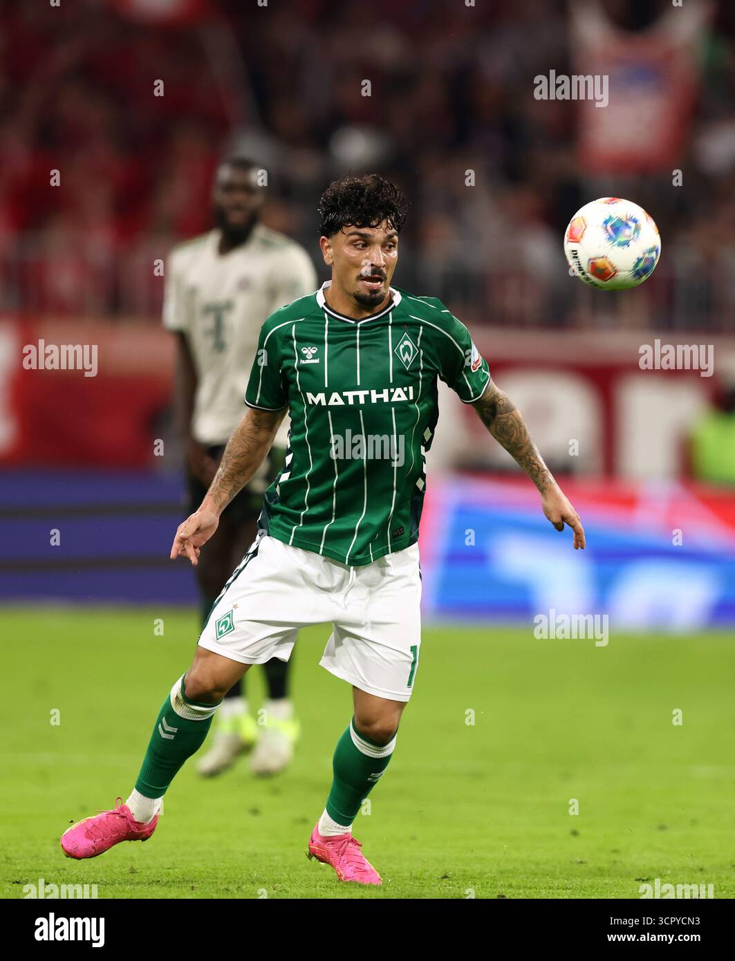 MUNICH, ALLEMAGNE - SEPTEMBRE 26 : Cameron Puertas du Werder Brême court avec un ballon lors du match de Bundesliga entre le FC Bayern München et le SV Werder Brême à l'Allianz Arena le 26 septembre 2025 à Munich, Allemagne. © diebilderwelt / Alamy Stock Banque D'Images