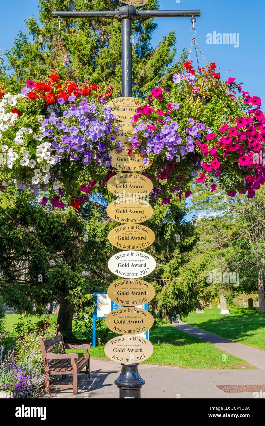 OLD AMERSHAM, Royaume-Uni - 21 SEPTEMBRE 2025 : un lampadaire affiche des plaques commémoratives de la Royal Horticultural Society Britain in Bloom Gold Award Banque D'Images