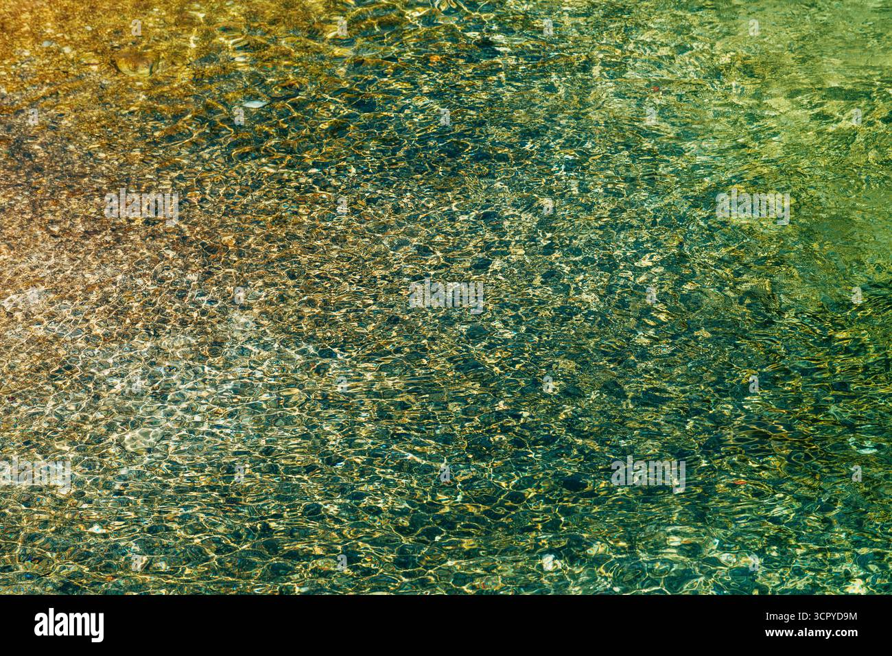 Effet de lumière caustique de l'eau sur la surface claire de la rivière de montagne, vue à angle élevé. Banque D'Images