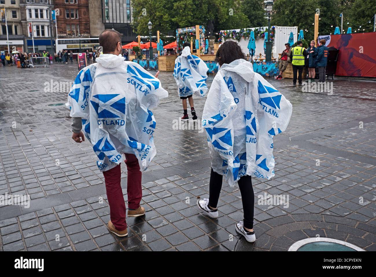 Jour de pluie à Édimbourg, les touristes portant des ponchos en plastique écossais. Banque D'Images