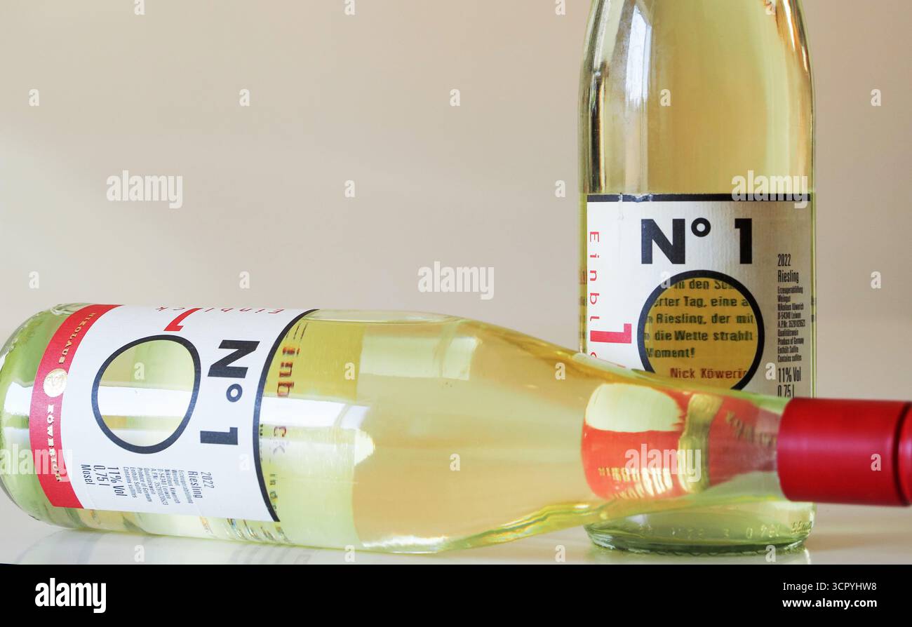 Allemagne - 28 septembre 2025 : une bouteille croustillante de Zöwerich 'N°1' 2022 Riesling de la région allemande de Moselle, mettant en vedette le vin jaune pâle et vif Banque D'Images