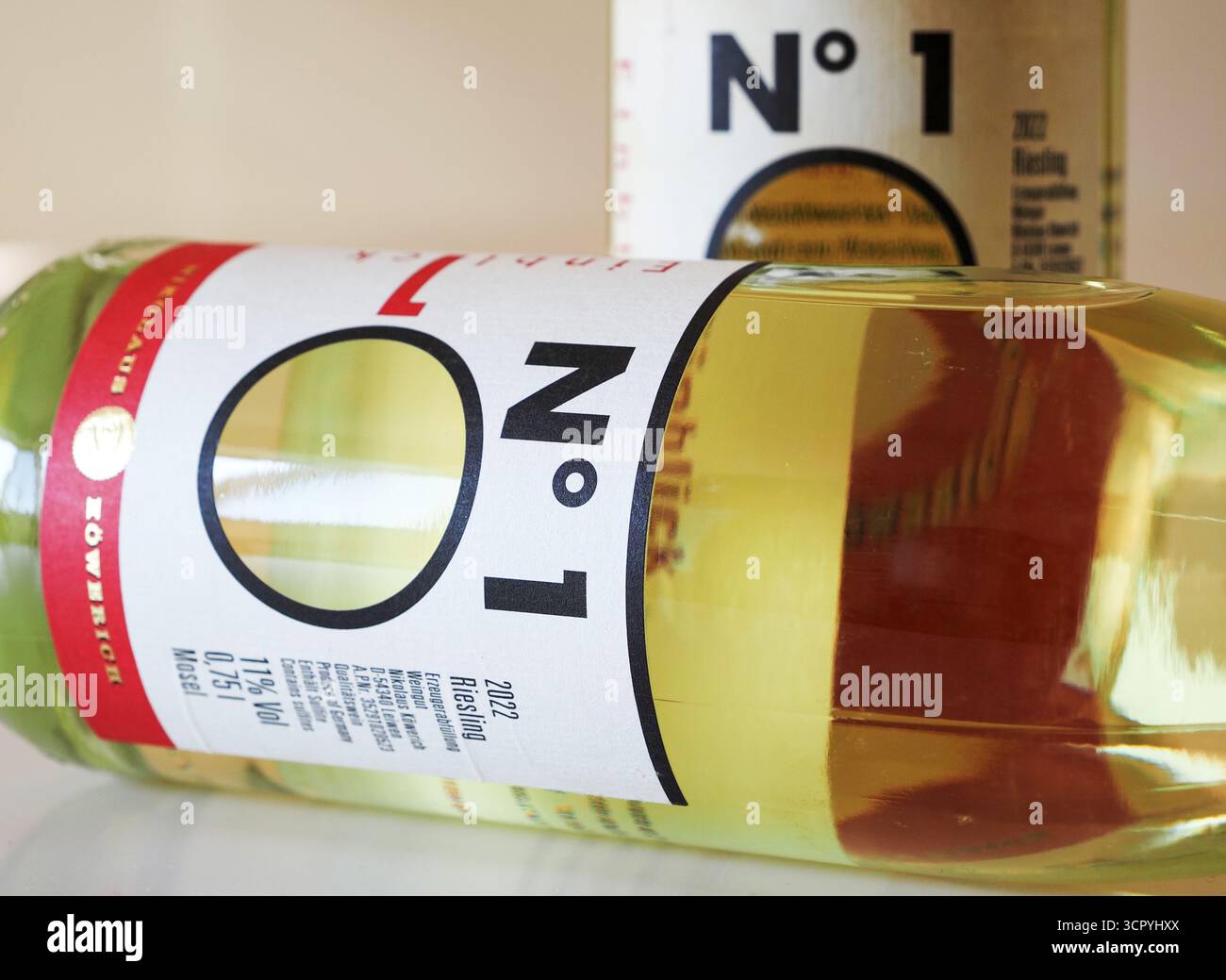 Allemagne - 28 septembre 2025 : une bouteille croustillante de Zöwerich 'N°1' 2022 Riesling de la région allemande de Moselle, mettant en vedette le vin jaune pâle et vif Banque D'Images