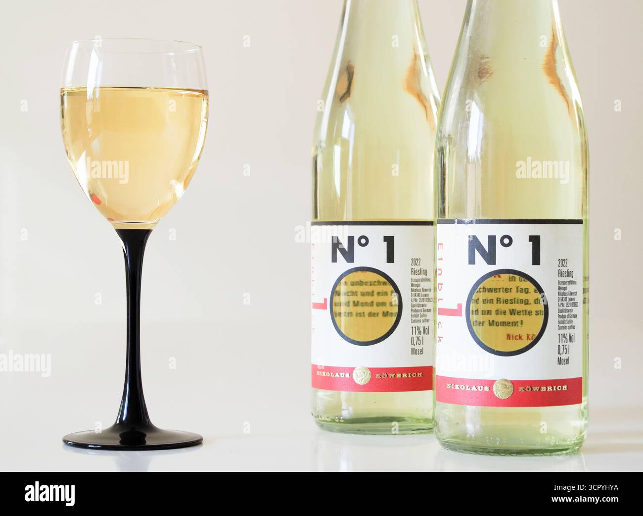 Allemagne - 28 septembre 2025 : une bouteille croustillante de Zöwerich 'N°1' 2022 Riesling de la région allemande de Moselle, mettant en vedette le vin jaune pâle et vif Banque D'Images