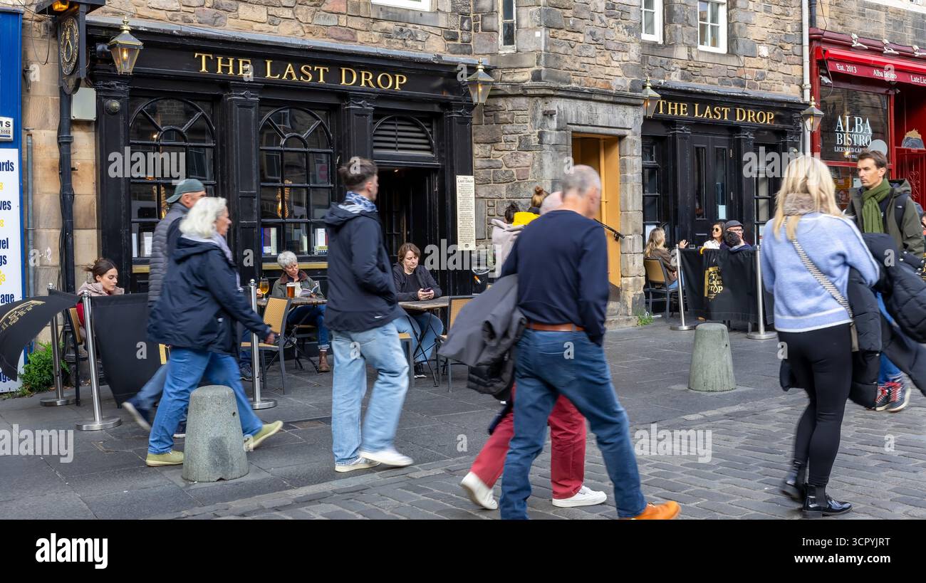 The Last Drop Pub sert de la nourriture et des boissons dans le Grassmarket, Édimbourg, Écosse, Royaume-Uni Banque D'Images