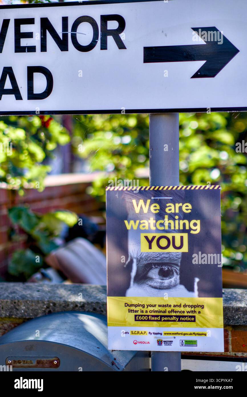 Nous vous regardons remarquer pour tomber des déchets, Watford, Hertfordshire, Angleterre, Royaume-Uni Banque D'Images