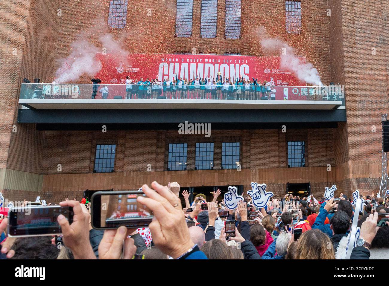 Battersea, Londres, Royaume-Uni. 28 septembre 2025. L’équipe féminine de rugby d’Angleterre s’est jointe à des milliers de supporters dans un parc à l’extérieur de la centrale électrique de Battersea pour célébrer la victoire en finale de la Coupe du monde contre le Canada à Twickenham Banque D'Images