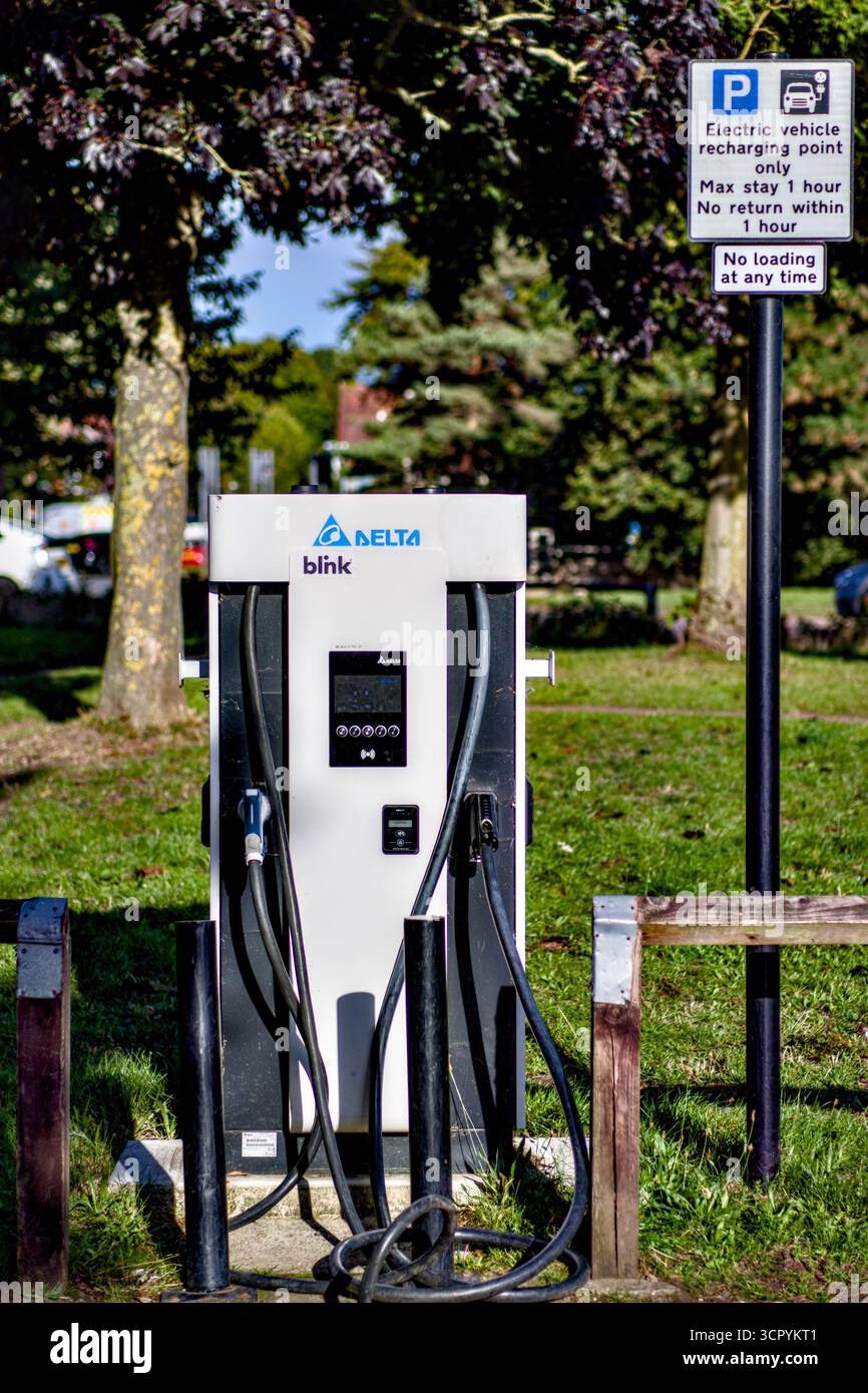 Blink Rapid Charging Station, Watford, Hertfordshire, Angleterre, Royaume-Uni Banque D'Images Blink Rapid Charging Station, Watford, Hertfordshire, Angleterre, Royaume-Uni Banque D'Images