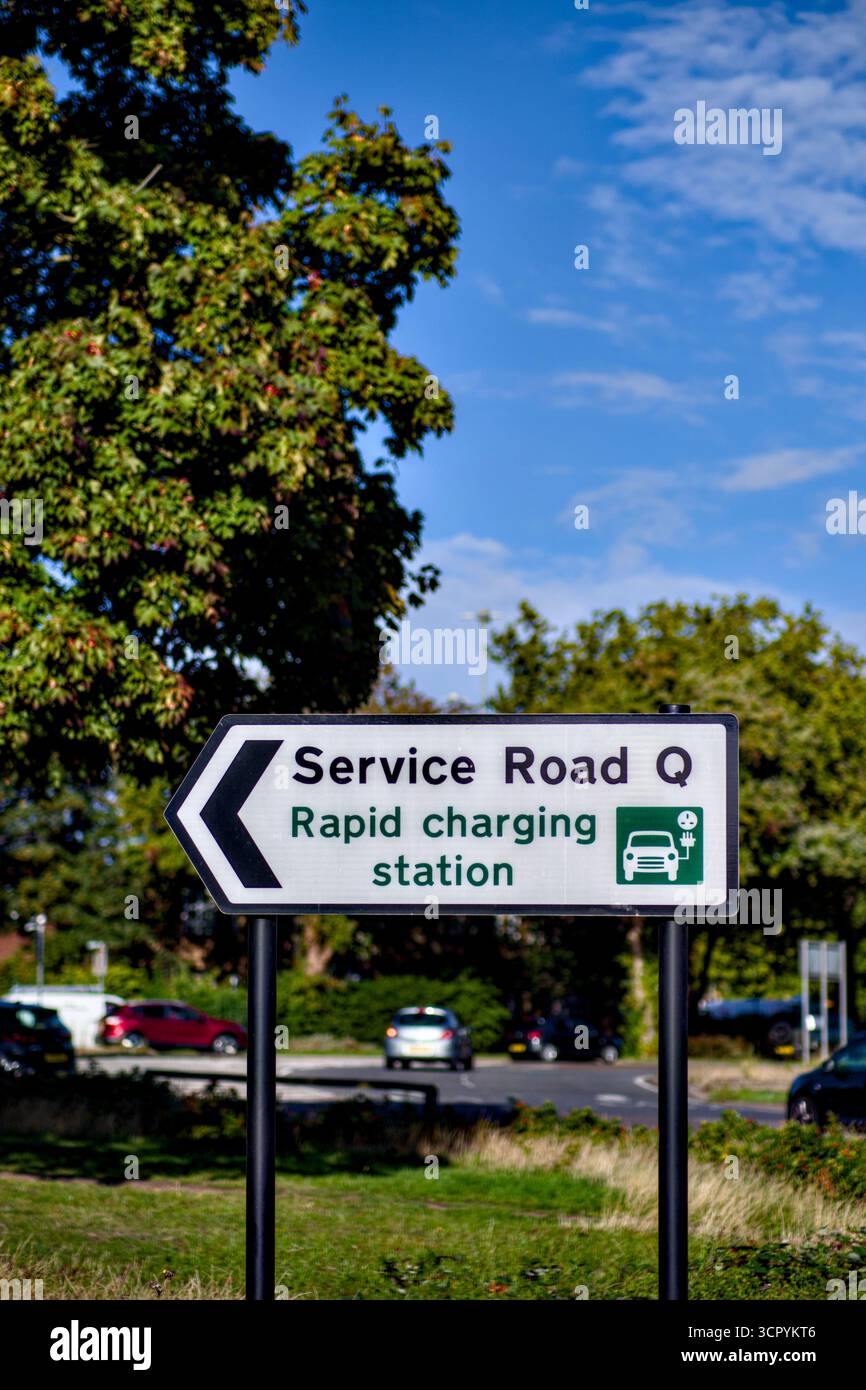 Blink Rapid Charging Station, Watford, Hertfordshire, Angleterre, Royaume-Uni Banque D'Images Blink Rapid Charging Station, Watford, Hertfordshire, Angleterre, Royaume-Uni Banque D'Images