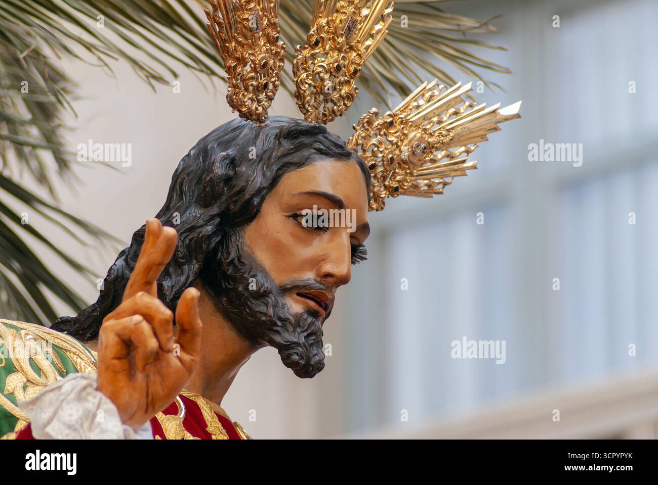 Détail de la sculpture de l'entrée de notre Père Jésus à Jérusalem (la Pollinica), montrant le visage, la main bénédictrice et les rayons d'or (potencias) Banque D'Images