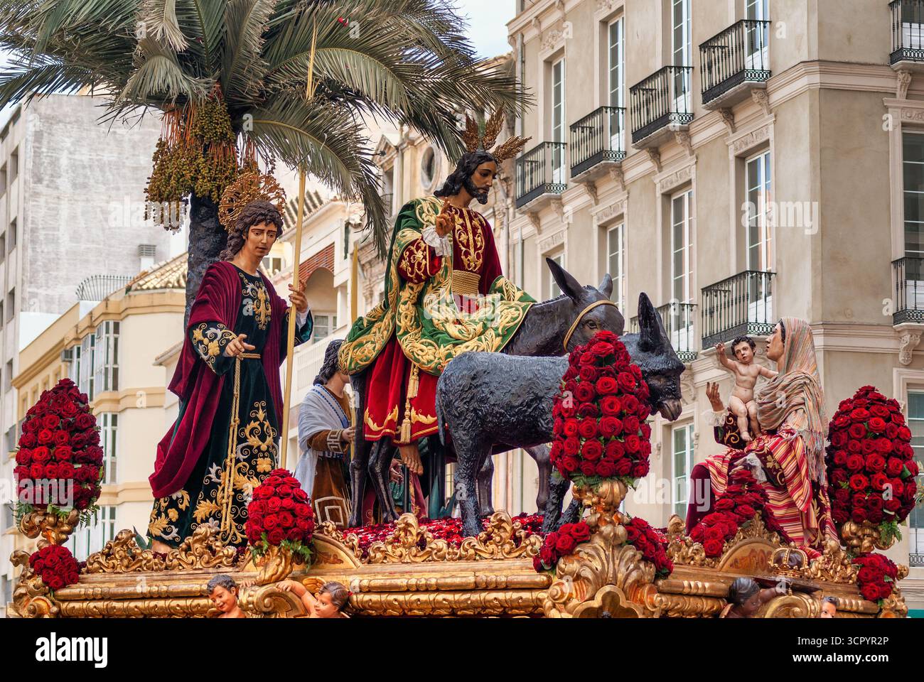 Le flotteur (trono) de l'entrée de la Fraternité de notre Père Jésus à Jérusalem, populairement connu sous le nom de la Pollinica, passant en procession le dimanche des Rameaux Banque D'Images