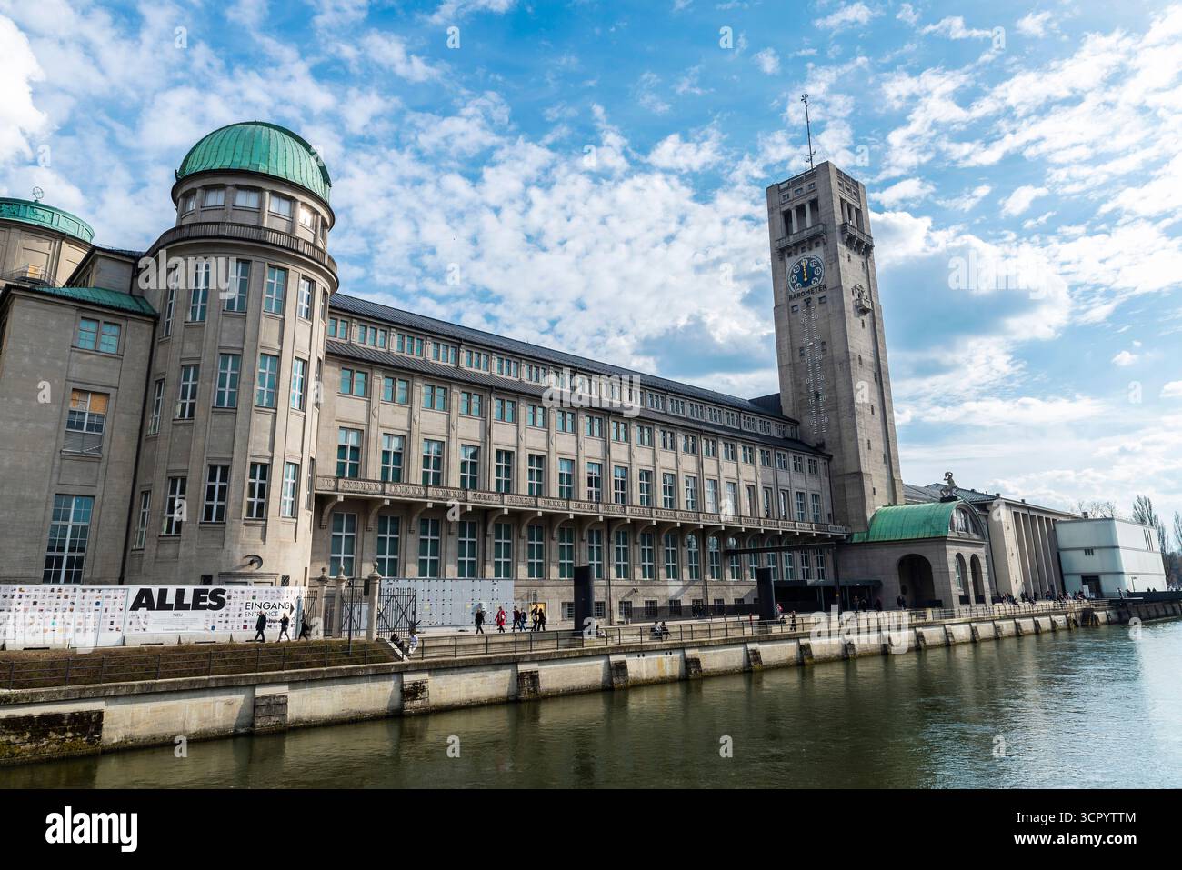 Munich, Allemagne - 5 avril 2025 : façade du Deutsches Museum ou Musée allemand des chefs-d'œuvre de la science et de la technologie à Munich, Bavière, Allemagne Banque D'Images