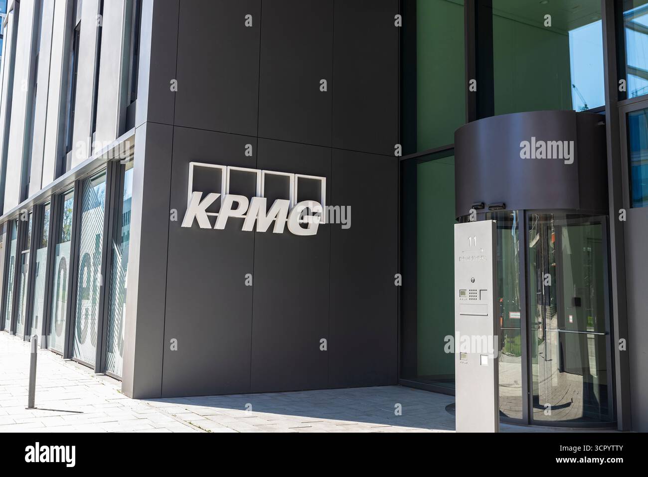Munich, Allemagne - 6 avril 2025 : façade et enseigne du KPMG dans l'immeuble de bureaux Optineo à Werksviertel, Munich, Bavière, Allemagne Banque D'Images