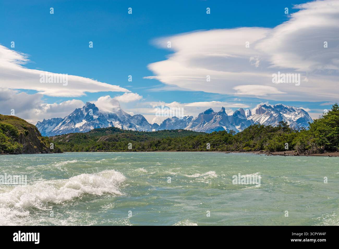 Rivière Serrano avec les pics Torres et Cuernos del Paine, parc national Torres del Paine, Patagonie, Chili. Banque D'Images