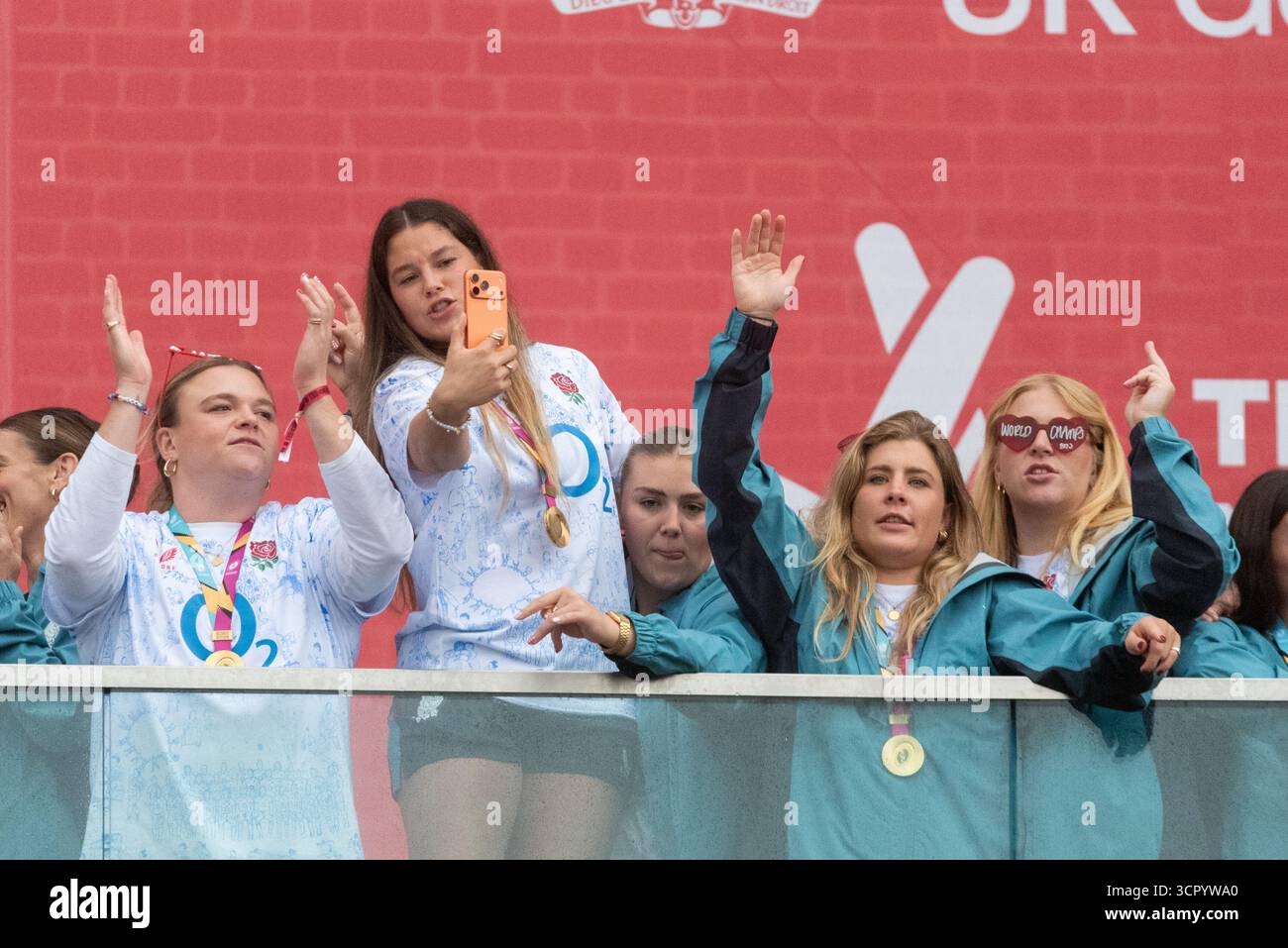 Battersea, Londres, Royaume-Uni. 28 septembre 2025. L’équipe féminine de rugby d’Angleterre s’est jointe à des milliers de supporters dans un parc à l’extérieur de la centrale électrique de Battersea pour célébrer la victoire en finale de la Coupe du monde contre le Canada à Twickenham Banque D'Images