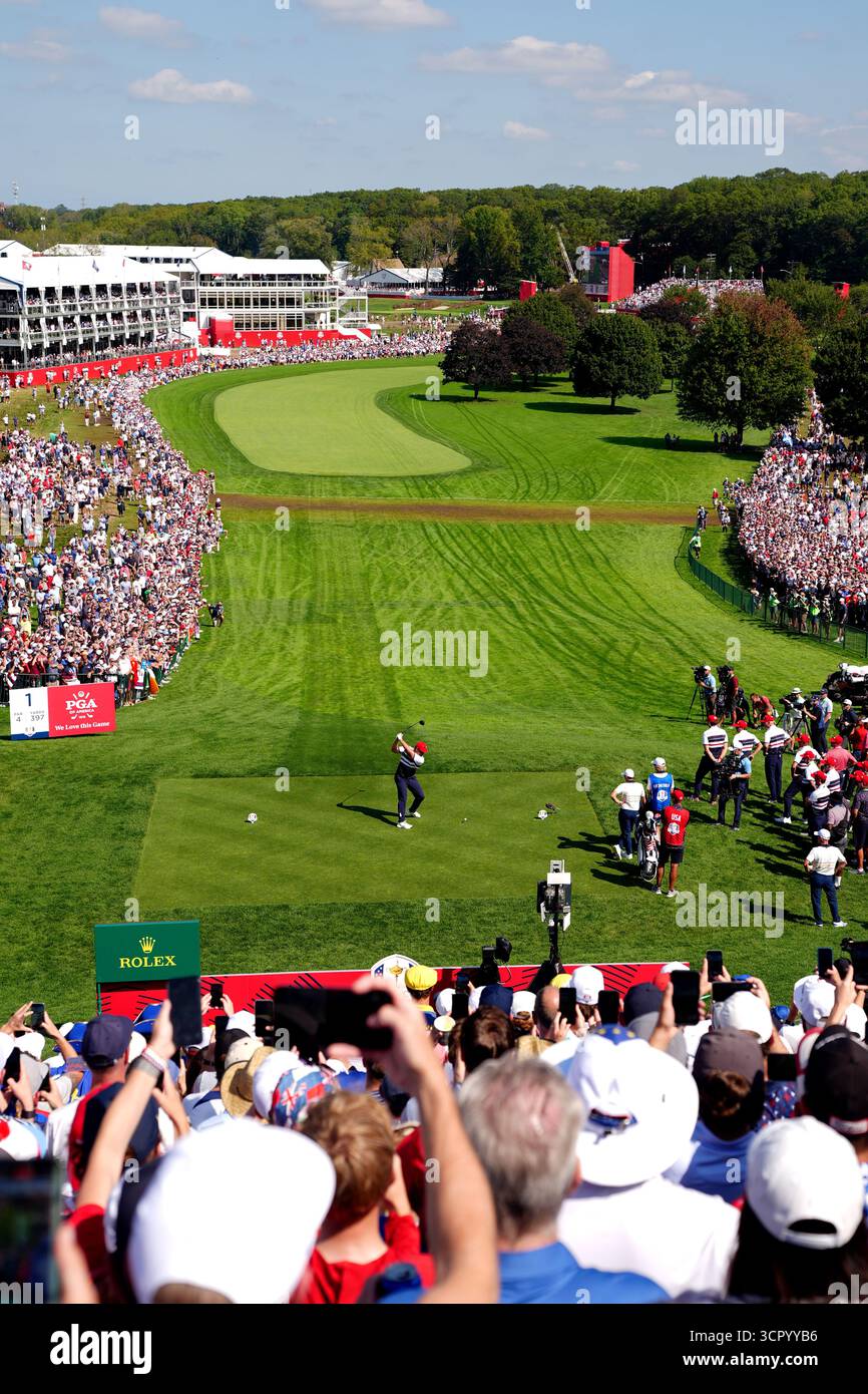 Bryson DeChambeau, de l'équipe des États-Unis, joue le 1er lors des matchs en simple du dimanche, le troisième jour de la Ryder Cup 2025 au Bethpage Black course, Farmingdale, New York. Date de la photo : dimanche 28 septembre 2025. Banque D'Images