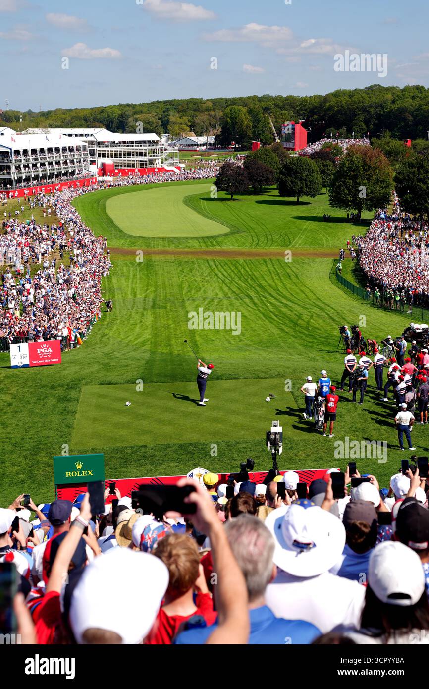Bryson DeChambeau, de l'équipe des États-Unis, joue le 1er lors des matchs en simple du dimanche, le troisième jour de la Ryder Cup 2025 au Bethpage Black course, Farmingdale, New York. Date de la photo : dimanche 28 septembre 2025. Banque D'Images