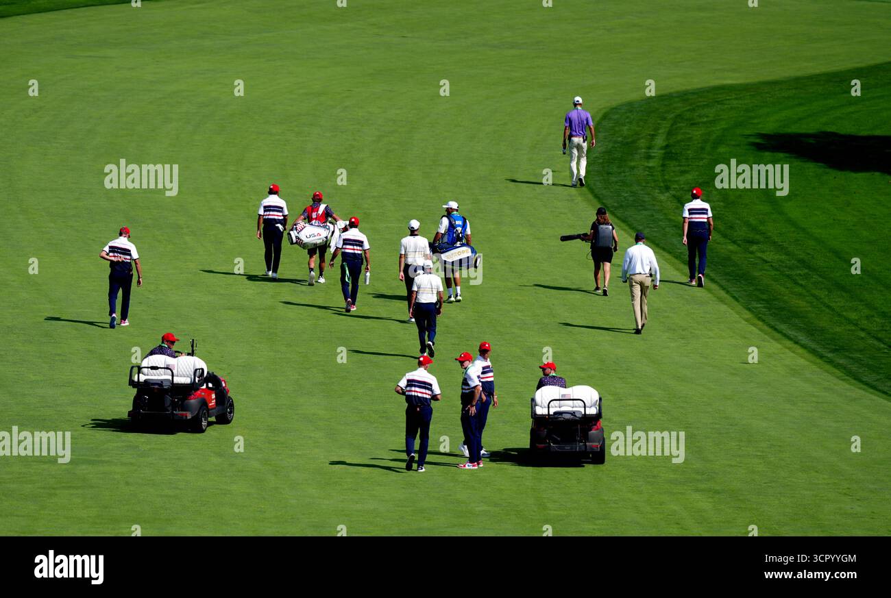 Cameron Young de Team United States et Justin Rose de Team Europe font leur chemin sur le 1er fairway lors des matchs simples du dimanche, le troisième jour de la Ryder Cup 2025 au Bethpage Black course, Farmingdale, New York. Date de la photo : dimanche 28 septembre 2025. Banque D'Images