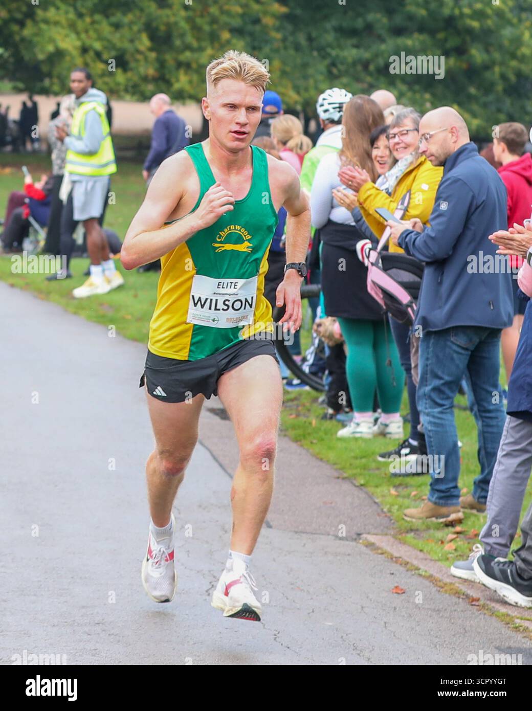 Nottingham, Royaume-Uni. 28 septembre 2025. Euan Wilson a pris la photo menant le Robin des bois Marathon 2025 à Wollaton Park sur son chemin pour gagner la course. Crédit : Clive Stapleton/Alamy Live News Banque D'Images