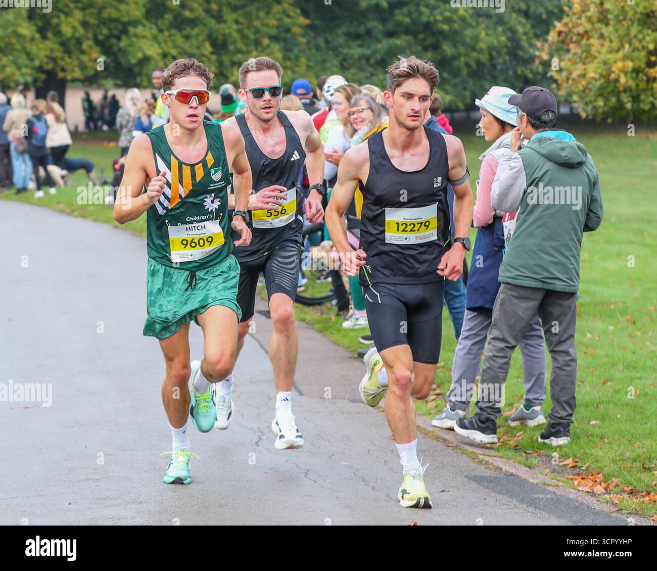 Nottingham, Royaume-Uni. 28 septembre 2025. Simon Davis 12279 a pris la tête de la course pour la troisième place du marathon Robin des bois à Wollaton Park devant Oliver Hitchcock 9609 et Andrew Humphries 556. Crédit : Clive Stapleton/Alamy Live News Banque D'Images