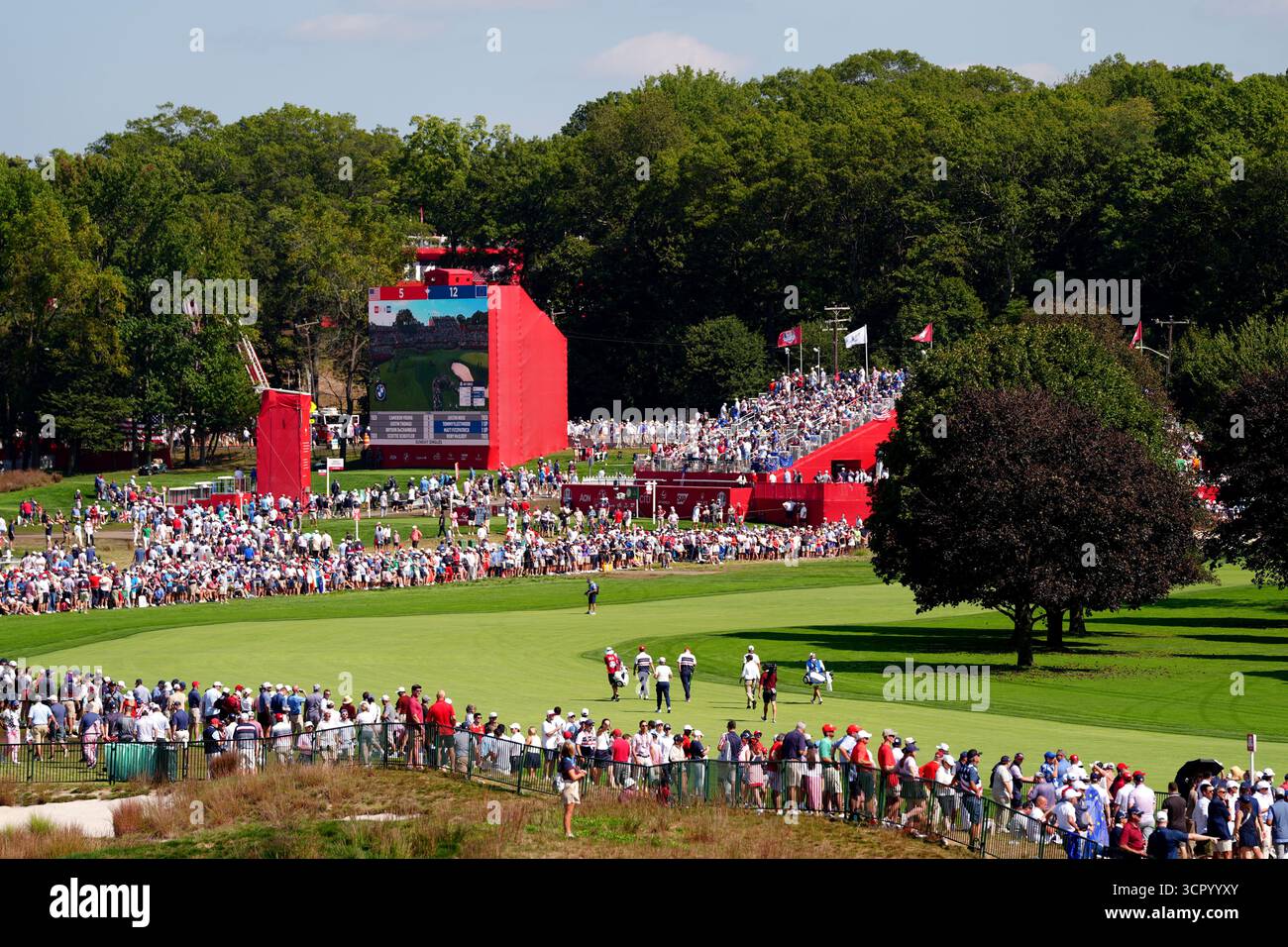 Patrick Cantlay, de Team United States, et Ludvig Aberg, de Team Europe, se classent en 1re place lors des matchs simples du dimanche, le troisième jour de la Ryder Cup 2025 au Bethpage Black course, Farmingdale, New York. Date de la photo : dimanche 28 septembre 2025. Banque D'Images