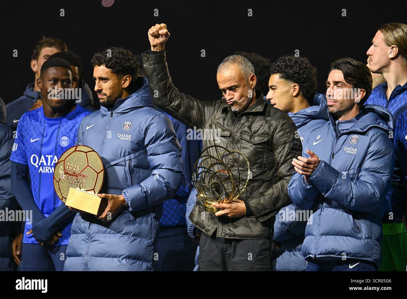 Paris, France. 27 septembre 2025. Présentation du ballon d'Or par Ousmane Dembele, du trophée du meilleur club par Marquinhos et d'un hommage à Luis Henrique, élu meilleur entraîneur de l'année après le match PSG-AJ Auxerre lors de la 6ème journée de Ligue 1 Mc Donald's au Parc des Princes le 27 septembre 2025. - 27/09/2025 - France/Ile-de-France (région)/Paris - Julien Mattia/le Pictorium crédit : LE PICTORIUM/Alamy Live News Banque D'Images