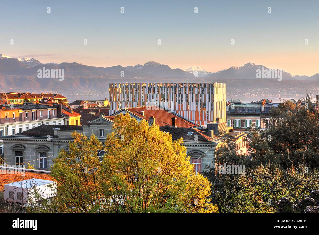 Coucher de soleil sur Lausanne avec l'accent sur l'Opéra de Lausanne récemment rénové, la cage de scène moderne construite sur le dessus de l'ancien bâtiment suivant la conception de Banque D'Images