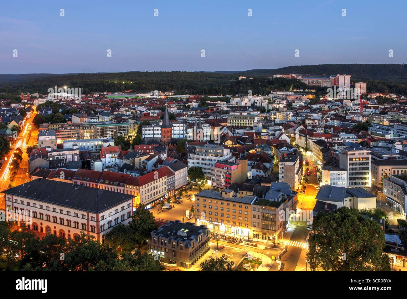 Vue aérienne de nuit depuis le sommet du bâtiment Townhall (Rathaus) à Kaiserslautern, Rhénanie-Palatinat, Allemagne regardant vers le centre-ville et Banque D'Images