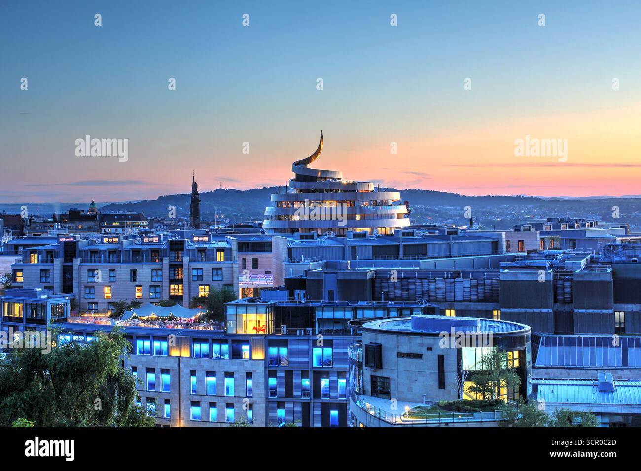 Coucher de soleil sur Édimbourg, Écosse (Royaume-Uni) depuis Calton Hill, en se concentrant sur le dernier ajout à l'horizon de la ville - le W Hotel dans St James Quarter, recen Banque D'Images