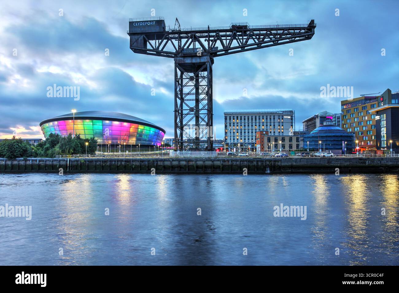 Clyde River front de mer avec la grue historique Finieston, OVO Hydro Event Hall quelques développements modernes à Glasgow, Écosse, Royaume-Uni la nuit Banque D'Images