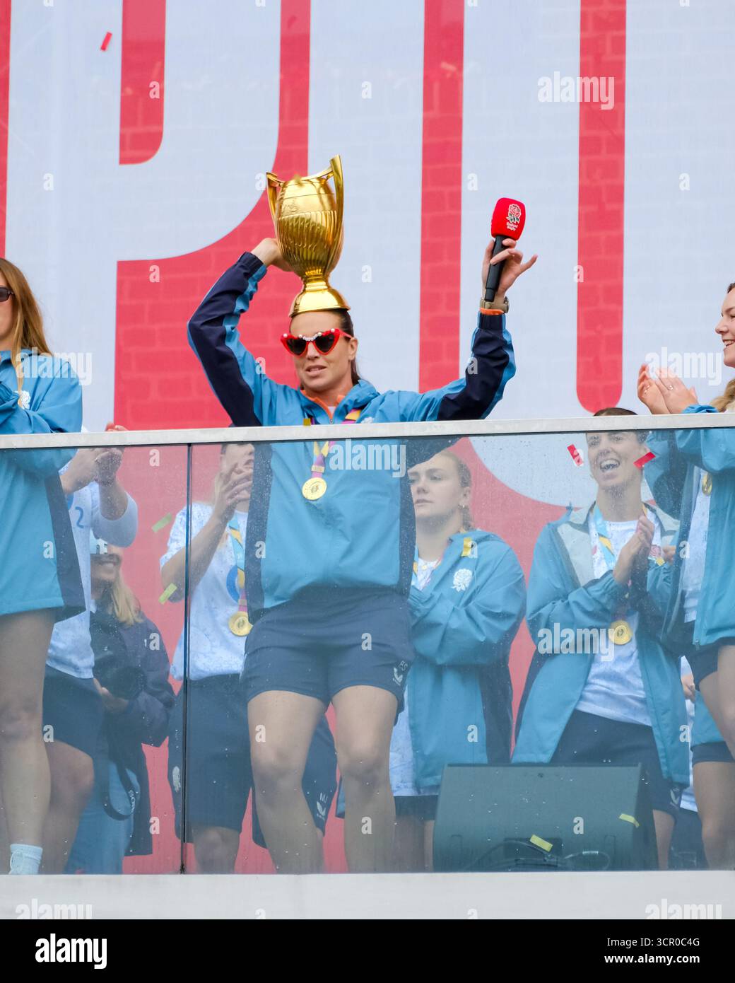Londres, Royaume-Uni. 28 septembre 2025. L'équipe de rugby féminine d'Angleterre, les Red Roses, célèbrent la fête avec des foules de supporters lors de leur fête des Champions devant la centrale électrique de Battersea après avoir remporté la Coupe du monde de rugby hier. Crédit : onzième heure photographie/Alamy Live News Banque D'Images