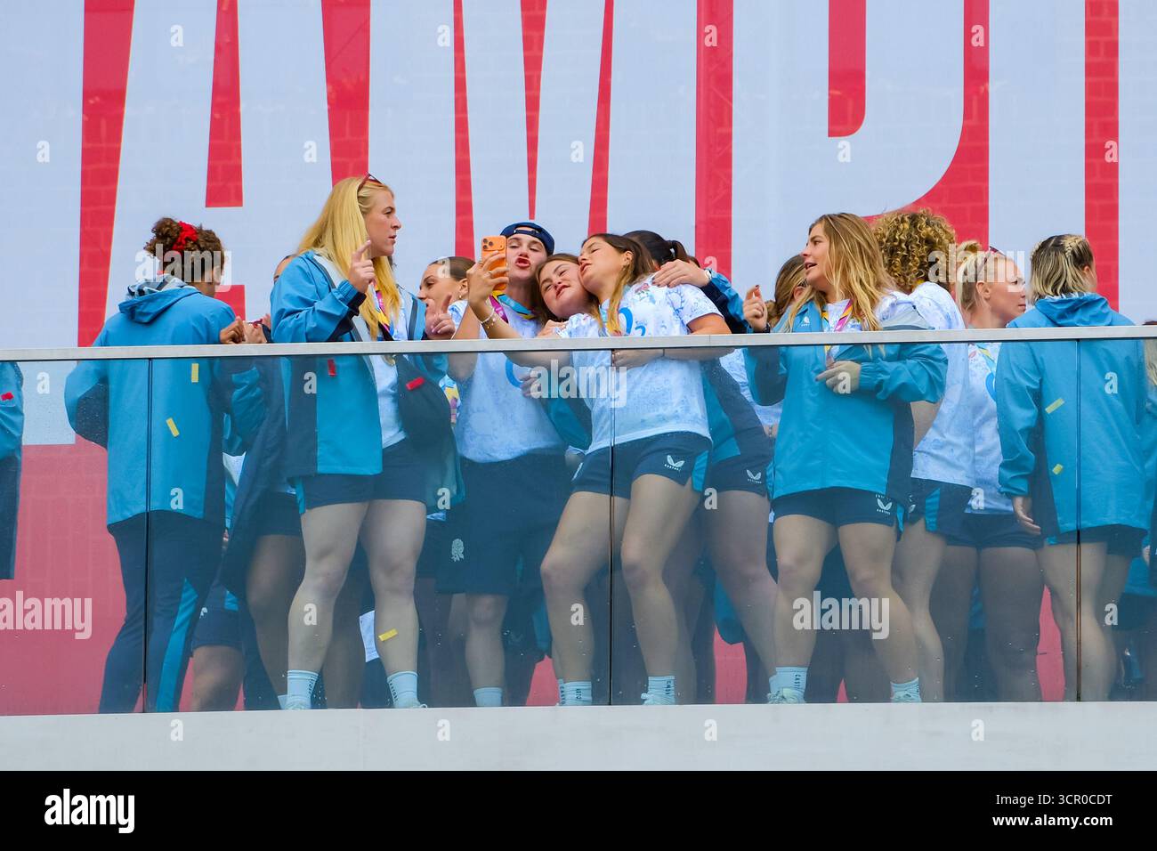Londres, Royaume-Uni. 28 septembre 2025. L'équipe de rugby féminine d'Angleterre, les Red Roses, célèbrent la fête avec des foules de supporters lors de leur fête des Champions devant la centrale électrique de Battersea après avoir remporté la Coupe du monde de rugby hier. Crédit : onzième heure photographie/Alamy Live News Banque D'Images