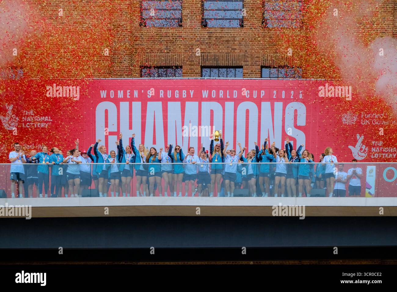 Londres, Royaume-Uni. 28 septembre 2025. L'équipe de rugby féminine d'Angleterre, les Red Roses, célèbrent la fête avec des foules de supporters lors de leur fête des Champions devant la centrale électrique de Battersea après avoir remporté la Coupe du monde de rugby hier. Crédit : onzième heure photographie/Alamy Live News Banque D'Images