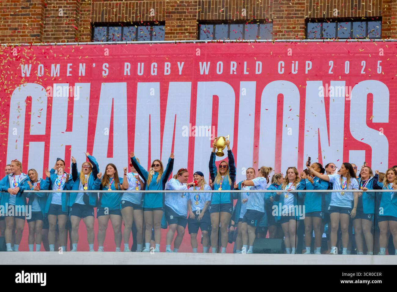 Londres, Royaume-Uni. 28 septembre 2025. L'équipe de rugby féminine d'Angleterre, les Red Roses, célèbrent la fête avec des foules de supporters lors de leur fête des Champions devant la centrale électrique de Battersea après avoir remporté la Coupe du monde de rugby hier. Crédit : onzième heure photographie/Alamy Live News Banque D'Images