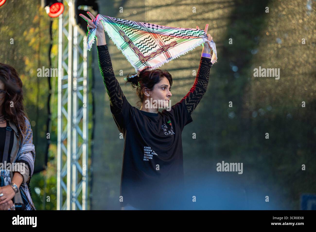 Friedendemonstration für Gaza unter dem motto All Eyes on Gaza Stoppt den Genozid Deutschland, Berlin AM 27.09.2025, Pegah Ferydoni, Deutsch-iranische Schauspielerin, hält ein schwarz-Weißes Palästinatuch in die Höhe. *** Manifestation de paix pour Gaza sous le slogan tous les yeux sur Gaza arrêtez le génocide Allemagne, Berlin le 27 09 2025 Pegah Ferydoni, actrice germano-iranienne, tient une écharpe palestinienne noire et blanche Banque D'Images