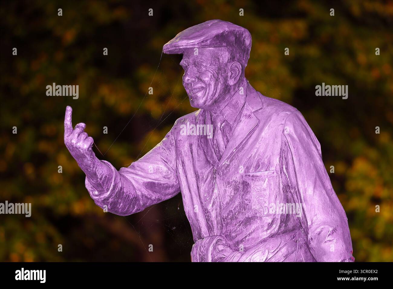 Une statue de Harold Dennis 'Dickie' Bird O.B,E à Barnsley, South Yorkshire, Royaume-Uni Banque D'Images