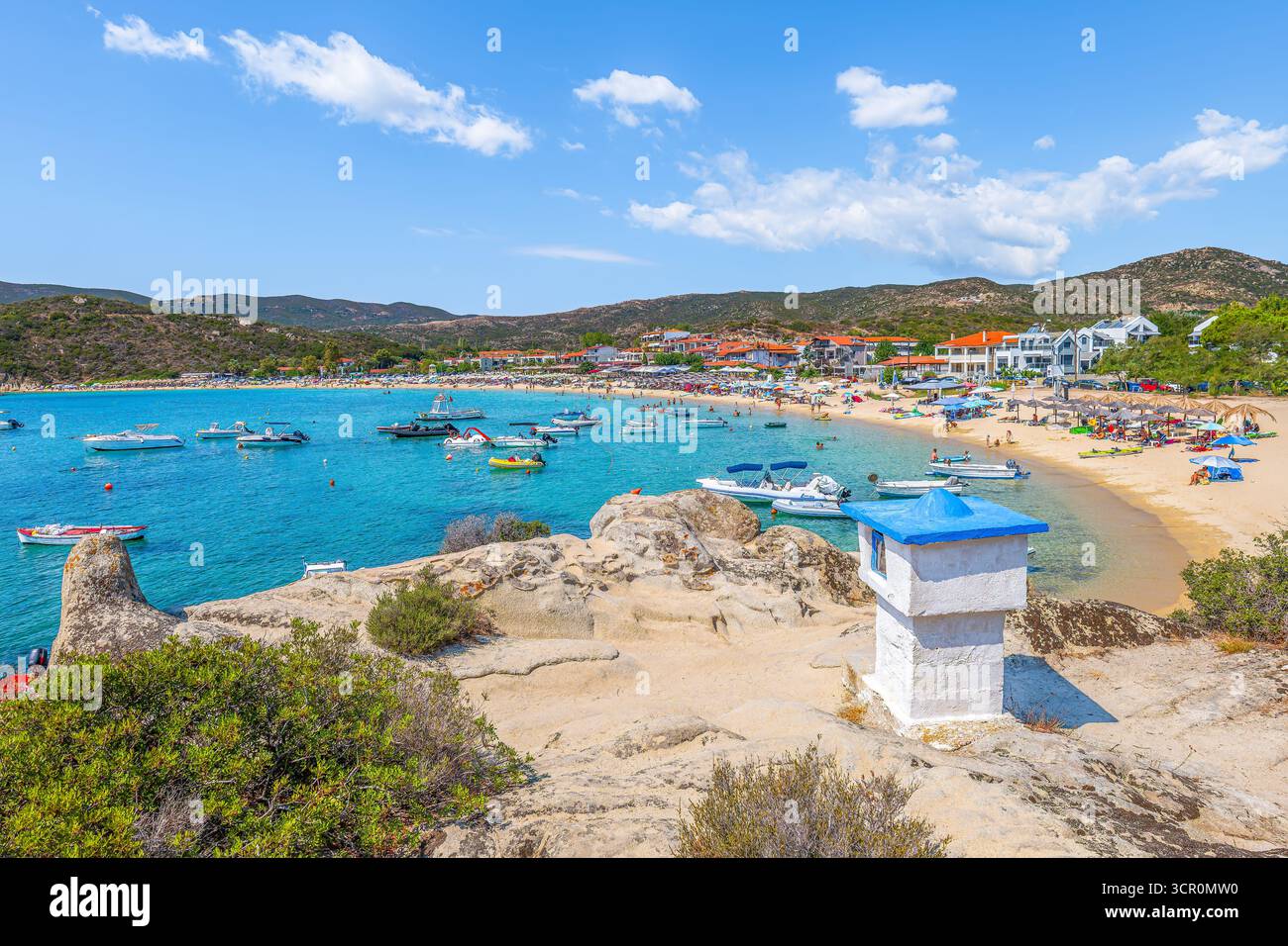 Sithonia, Grèce - 06 septembre 2025 : plage de Kalamitsi à Sithonia, Grèce, avec des eaux turquoise, sable doré, parasols, îlots rocheux, et un t Banque D'Images