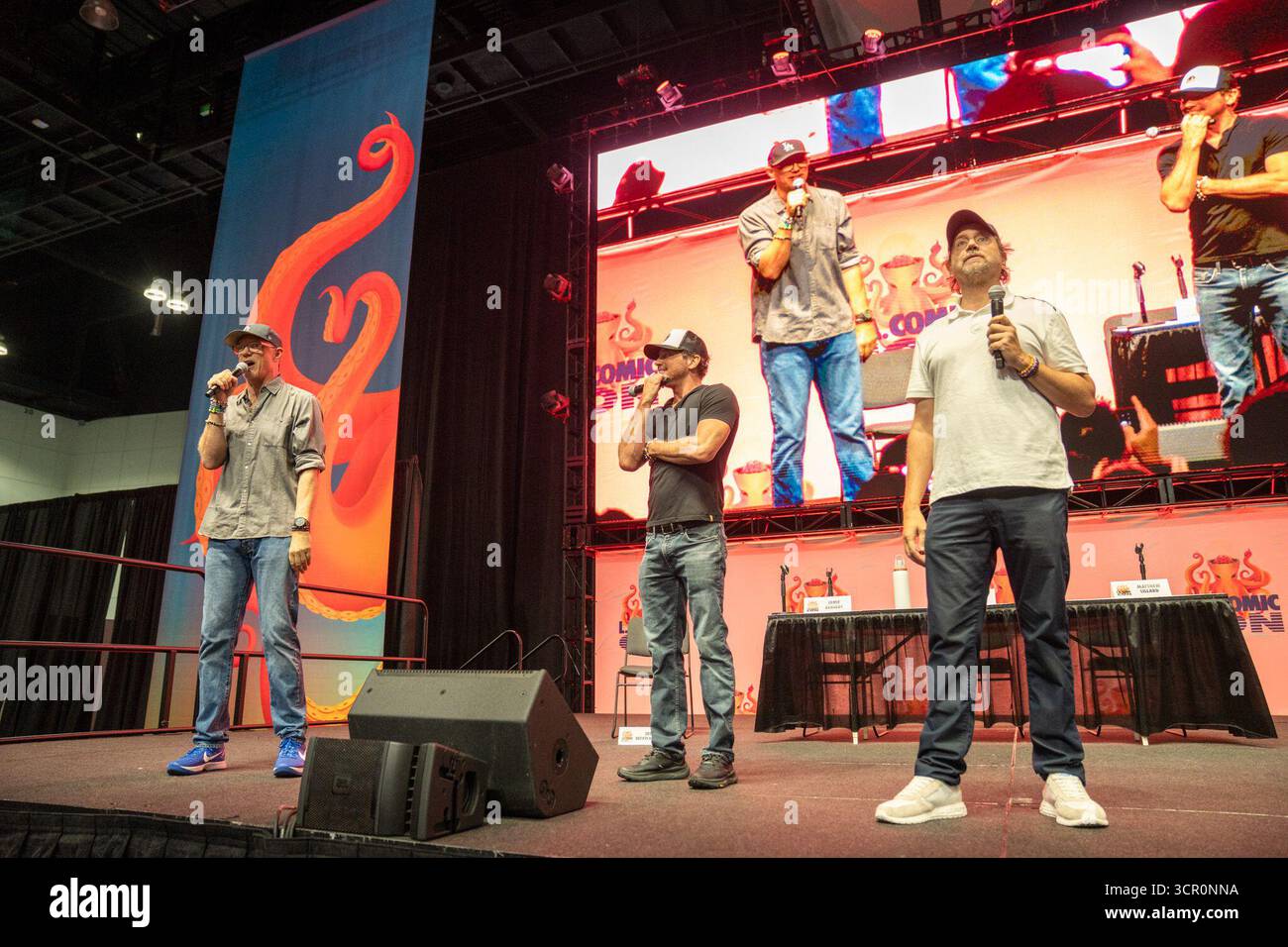 Matthew Lillard, Skeet Ulrich et Jamie Kennedy répondent aux questions des fans lors de leur panel Scream LA Comic Con au Los Angeles Convention Center à Downtown LA le 28 septembre 2025. (Photo de Connor Terry/Sipa USA) crédit : Sipa USA/Alamy Live News Banque D'Images