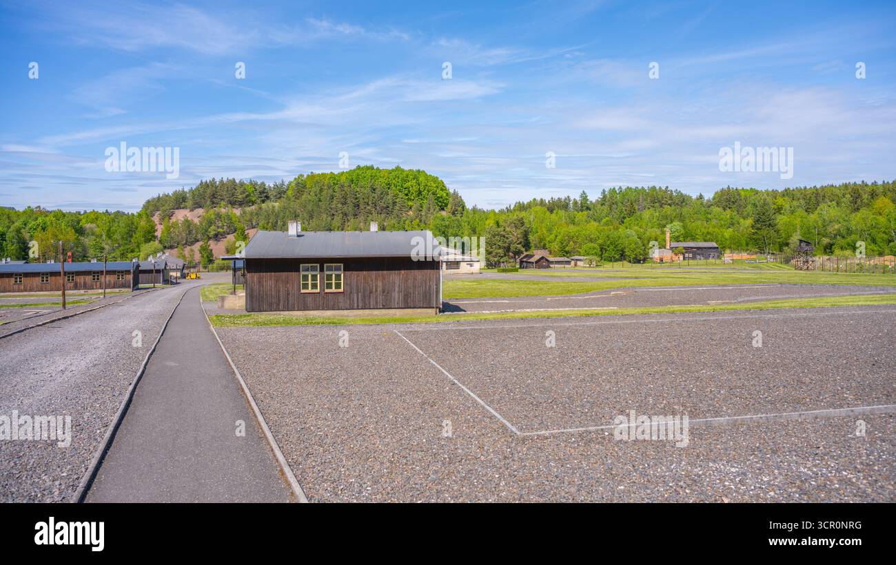 Ce site commémoratif de Lesetice, en Tchéquie, rend hommage aux victimes du communisme, mettant en valeur l'ancien complexe pénitentiaire au milieu d'un paysage serein de verdure et de structures historiques. Banque D'Images